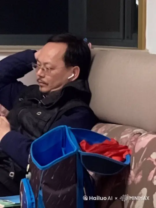 这个男人的名字叫浦龟龟，他正在摸鱼，他一手拿着手机，正在看手机，一手在电脑上打游戏，耳机里面正在播放小说。动漫风格，这个人是长头发的。 by Hailuo AI Video Generator