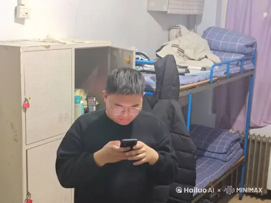 后面出现一个直升机科比布莱恩特，抱住它 惊恐表情 by Hailuo AI Video Generator