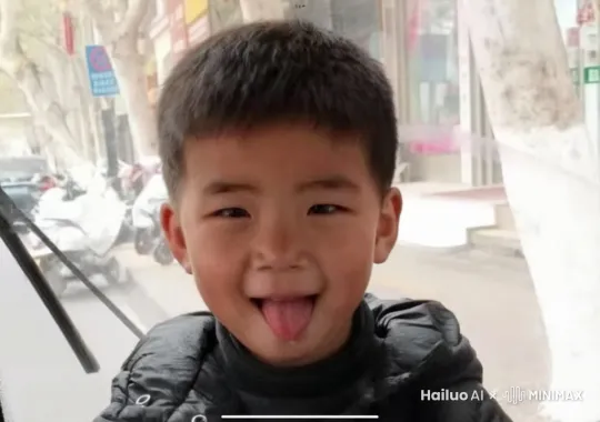 生成一个图片中的小孩和大公鸡打斗的视频 by Hailuo AI Video Generator