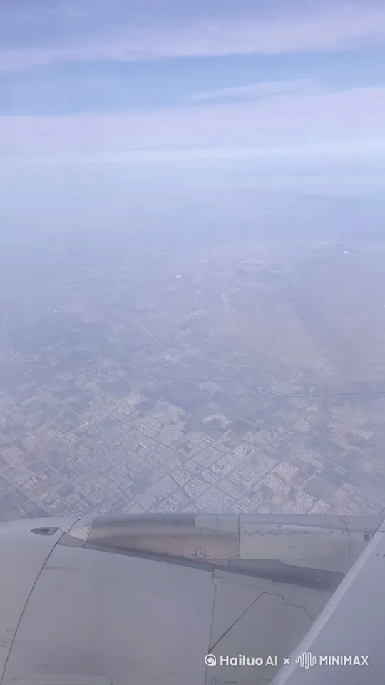 机窗窗外有，战斗机群飞过。 by Hailuo AI Video Generator