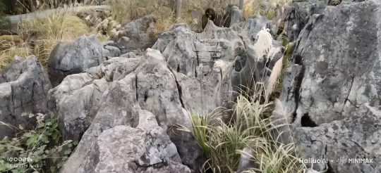 图中的石头变化成神话中的石头怪，并朝镜头跑来。 by Hailuo AI Video Generator