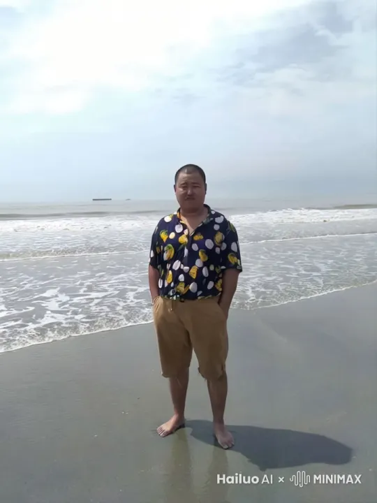 搂着两个中国比基尼美女，周围一群保镖放哨保护，天空还有武装直升机巡逻 by Hailuo AI Video Generator