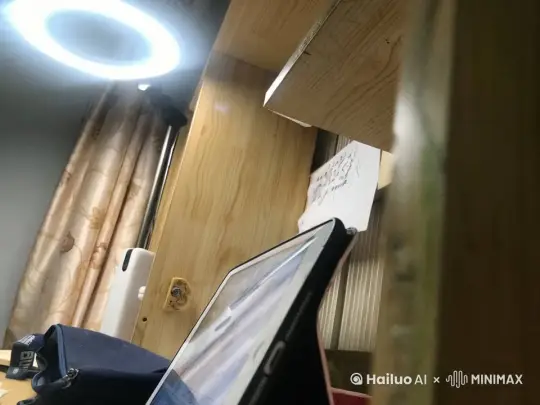 电脑💻燃烧熔断桌子 by Hailuo AI Video Generator