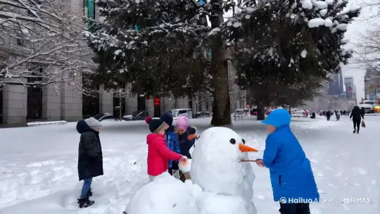 大雪落在了城市的树上，一群小孩在堆雪人 by Hailuo AI Video Generator