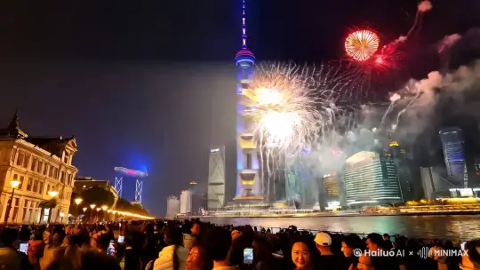 2024年结束，2025年的到来，人们站在黄浦江边，望着天空璀璨的烟花，在人们的欢呼声中迎来了2025年。镜头，优越道景乾坤标注2025年烟花喷放的精彩绚丽

 by Hailuo AI Video Generator