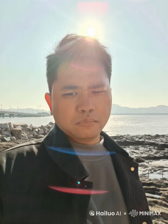 古装 铁手欧阳锋  拿打狗棒的洪七公 蛤蟆功对战降龙十八掌 海边礁石上 全景 由左及近 空中下着大雪 1分钟视频
 by Hailuo AI Video Generator