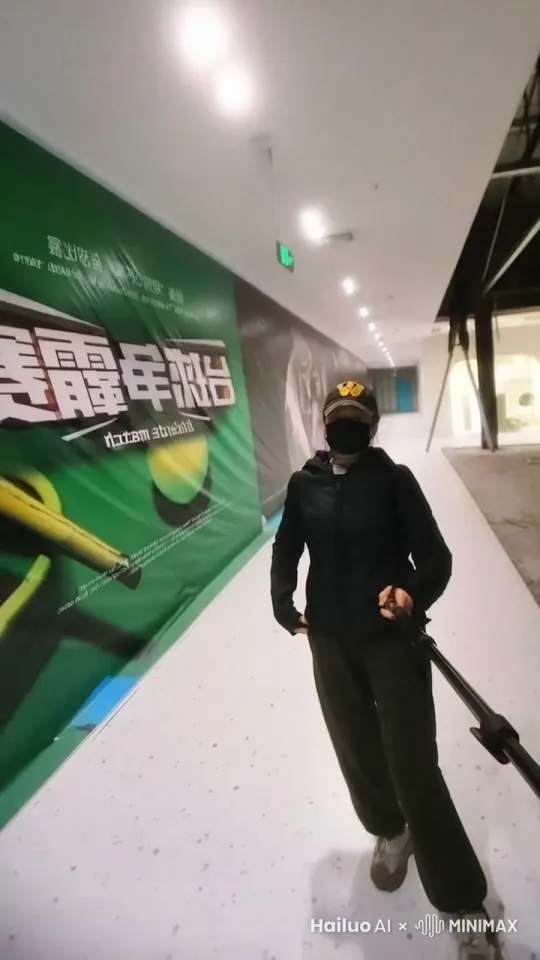 美女一个人在战场激战，周围有炮弹爆炸，美女我端起冲锋枪不停的扫射。敌人一个个倒下。 by Hailuo AI Video Generator