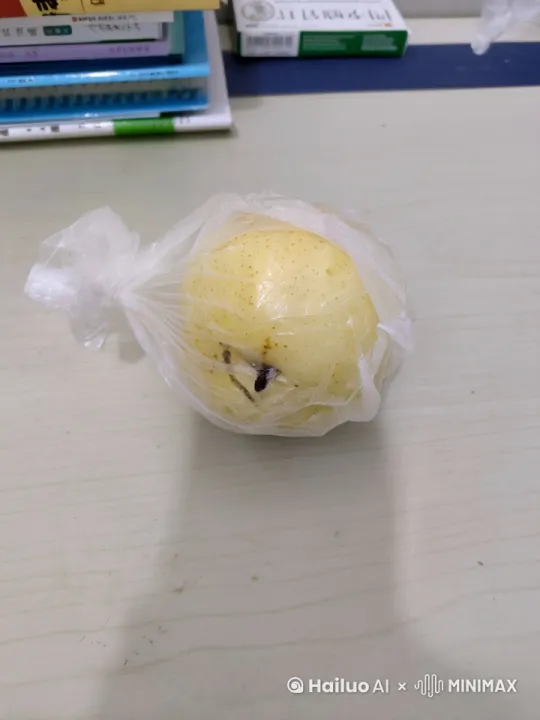 一只手把这个梨上面的这个袋儿拆开把梨切开榨成汁儿，喝掉 by Hailuo AI Video Generator