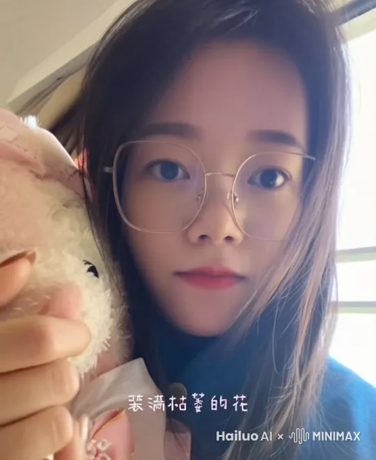 制作一个‘我不曾忘记’的音乐MV，视频中的人在甜美的在这首歌，要求人物笑的甜美，动作顺畅，头发自然，表情自然，歌声好听，时长4分钟，不要字幕。 by Hailuo AI Video Generator