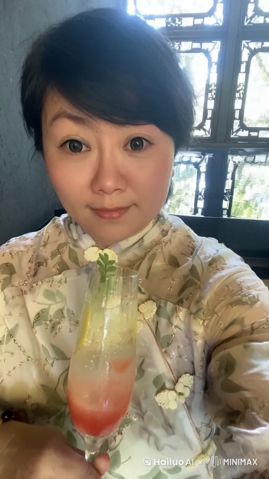 穿着飘逸的裙子奔跑在普吉岛的沙滩上 by Hailuo AI Video Generator