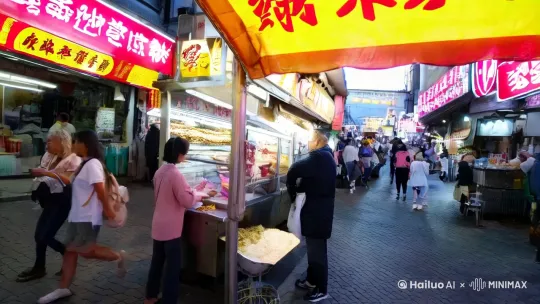 好的,对于 10 秒钟展现臭豆腐诱人画面的清新风格视频,我建议这样制作:
开头用 2 秒的时间来一个全景,展示热闹的小吃街,人群熙熙攘攘,然后镜头快速拉近到卖臭豆腐的摊位。
接下来 3 秒给臭豆腐刚出锅冒着热气的特写,重点突出那金黄酥脆的外表和腾腾的热气。
再用 3 秒展示摊主把臭豆腐装进盒子,浇上特制的酱汁,酱汁流淌的细节要清晰。
最后 2 秒,给拿着盒子准备品尝的顾客一个期待的表情特写。
拍摄的时候,注意光线要充足,最好是自然光,这样能让臭豆腐的色泽看起来更诱人。后期可以适当调高一点饱和度,增强视觉效果。
by Hailuo AI Video Generator