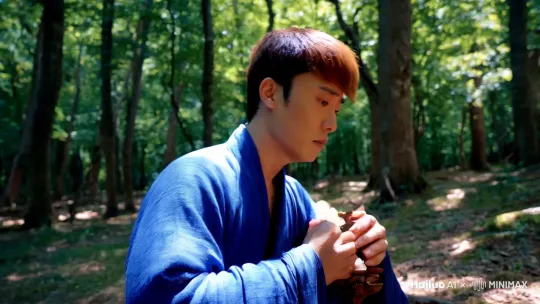 特写	推拉变焦	00:00:20-00:00:30	夏季正午，幽暗的山林，草丛中窸窸窣窣。黎阳（东亚男性，23岁，身形修长，褐色短发，面容清秀，身着青色道袍）紧握法器，神情凝重。	"嗯，总感觉有一双双隐匿的眼睛在暗中窥视着咱们。"	诡异的氛围音效 by Hailuo AI Video Generator