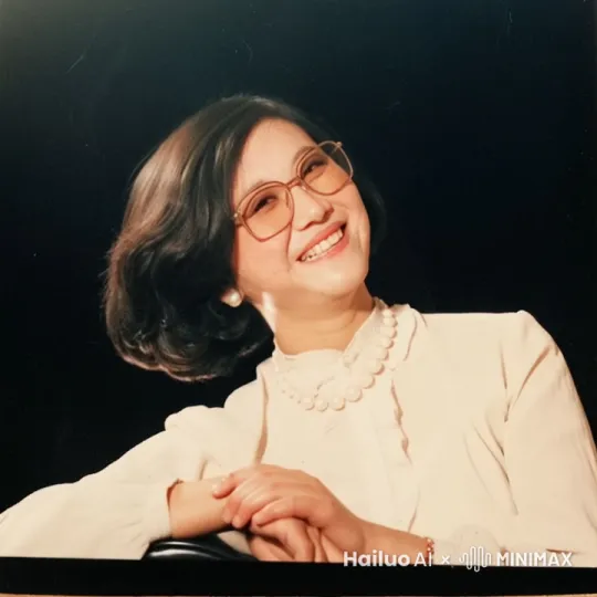 场景逐渐打开，中间的美女开始跳起著名的俄罗斯舞蹈。普京大帝为他鼓掌。国家乐队开始演奏。 by Hailuo AI Video Generator