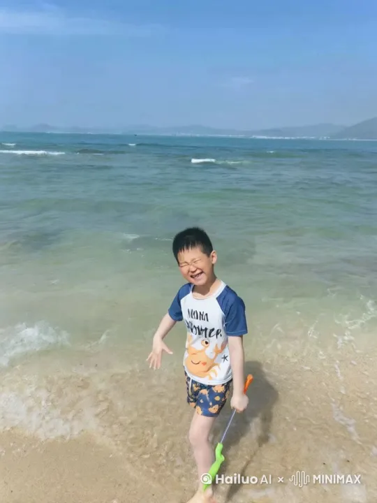 小朋友在海边跑，旁边有很多美人鱼在跳出海面 by Hailuo AI Video Generator