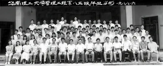 同学们互相握手拥抱呼呼 by Hailuo AI Video Generator