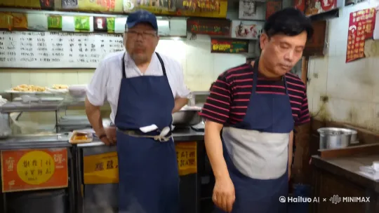 你知道为什么人家面馆生意为什么这么好吗？
第1点，量大，面多，能吃饱，能吸引大部分食量大的客户。
​第2点，现炒的浇头不咸不辣，无红油，味道刚好，早餐本身就不能咸了，当今炒菜放红油时，其实是最大的败笔。
​第3点，食材简单，不浪费，夫妻店成本低。
​我总结了，不要小看小店，生意好的小店完全超过一般中型大饭店的纯收入，现代餐饮投资单品店，价格适中，适合大众消费，完全可以降低风险，
​无论是厨师还是老板，安于现状必定是死路一条，没有创新意识，得过且过必将被行业所淘汰。个人认为菜是没有定性的，什么菜和什么搭配是我们人去决定的，不要用你传统的思想固化菜的种类。只要人觉得这个口味好，这个菜就成功了，如果在口味好的同时你再去优化它，这个菜就更加成功了。
​                                         随笔，  一碗面的感悟。 by Hailuo AI Video Generator