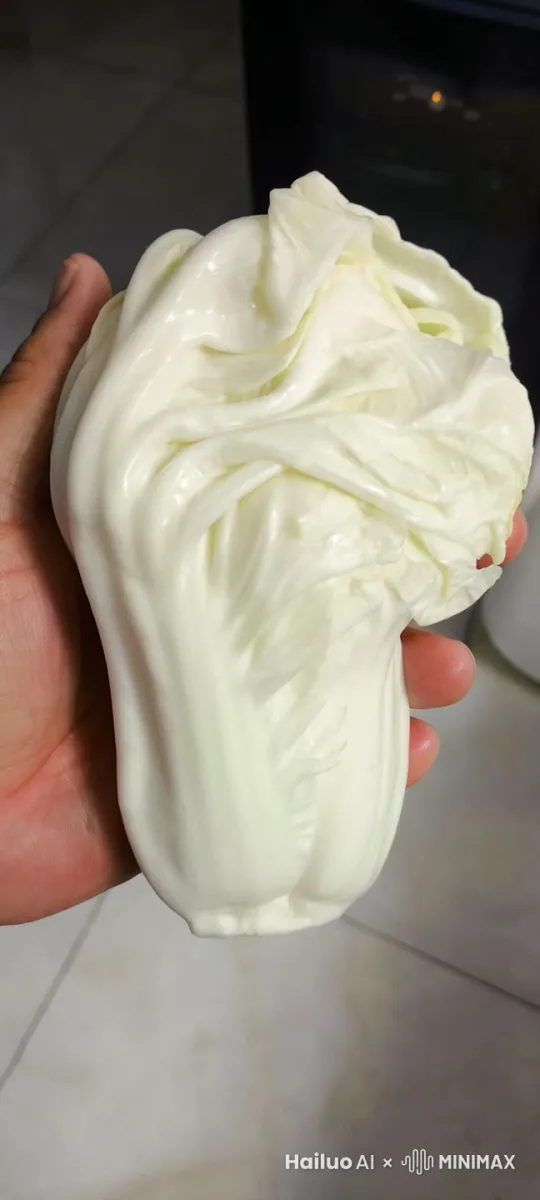 环绕运镜，中间的白菜幻化成玉，液体飞溅 by Hailuo AI Video Generator