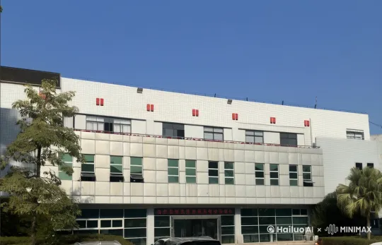 建筑突然发生爆炸,火光冲天,滚滚浓烟迅速升腾而起,建筑的碎片四处飞溅,在火光和浓烟中,从烟雾中缓缓走出一个男人,他微微低头,身影坚毅。人物向前迈出脚步,周围的火焰和烟雾环绕着他。镜头一开始是俯拍,后面从侧面移到中间 by Hailuo AI Video Generator