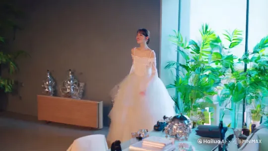 为了在五秒内完成一个**快速推进且镜头随人物体态变化而变化**的拍摄,同时保持画面的流畅和动感,以下是详细的运镜方案和步骤:
### 场景设定回顾
- **服装**: 高腰法式温柔气质连衣裙,短袖一字领,珍珠甜美吊带,展现全身大长腿的效果。
- **背景**: 现代简约风格的房间,桌旁可看到窗外植物,桌上摆放着精致的摆件。
- **整体氛围**: 优雅、精致且富有动感。
### 运镜方案(5秒内完成)
#### 1. **起始镜头(0-1秒)**
- **位置**: 摄像机位于房间的另一端,距离人物约3-4米,捕捉整体场景,包括人物、房间布置和窗外植物。
- **人物位置**: 人物站在桌旁,背对窗户,面向镜头。此时人物在画面中占据较小的比例,背景环境较为突出。
- **镜头类型**: 使用广角镜头或中焦镜头,以展示整体环境和人物的位置。
- **动作**: 人物可以有一个轻微的起始动作,如轻微转身或调整姿势,以吸引注意力。
#### 2. **快速推进(1-3秒)**
- **推进方式**:
- **快速推镜头**: 摄像机以较快的速度向前推进,迅速拉近与人物的距离。此时人物在画面中迅速变大,背景环境快速模糊。
- **快速变焦镜头**: 使用变焦镜头快速调整焦距,从广角迅速变为长焦,实现人物快速由远到近的效果,而摄像机本身不需要移动。
- **速度控制**: 推进速度要快,但保持平稳,避免画面抖动。可以使用手持稳定器或滑轨来实现快速且平滑的推进。
- **人物动作**: 人物在1-2秒内可以有一个小幅度的动作,如轻微转身或抬手,以增加画面的动感和自然感。
#### 3. **跟随运动(3-4秒)**
- **跟随方式**:
- **手持稳定器**: 使用手持稳定器,灵活地调整摄像机的位置和角度,以实现快速且平滑的跟随运动。
- **滑轨**: 如果人物在桌旁小范围移动,可以使用滑轨来实现直线或曲线的快速平滑运动。
- **人物动作**: 人物可以有更多的动作变化,如弯腰、转身或走动等。摄像机需要快速跟随这些动作,保持人物在画面中的相对位置不变。
- **镜头角度**: 根据人物的动作,摄像机需要相应地调整角度和高度。例如,当人物弯腰时,摄像机可以稍微降低高度,以捕捉到更好的视角。
#### 4. **特写镜头(4-5秒)**
- **特写对象**:
- **面部表情**: 快速切换到人物的面部特写,展示其温柔和优雅的气质。
- **服装细节**: 快速展示连衣裙的材质、珍珠吊带和一字领设计,突出服装的精致感。
- **镜头类型**: 使用长焦镜头或微距镜头,以捕捉细节和特写。
- **动作**: 人物可以有一个结束动作,如微笑或轻微抬手,以给整个过程一个自然的结束。
### 拍摄示例
1. **起始镜头(0-1秒)**: 摄像机位于房间另一端,捕捉整体场景,人物在画面中占据较小比例。
2. **快速推进(1-3秒)**: 摄像机快速向前推进,人物迅速变大,背景环境快速模糊。人物有一个轻微的起始动作。
3. **跟随运动(3-4秒)**: 人物开始移动,摄像机快速跟随其动作,保持人物在画面中的相对位置不变。人物有小幅度的动作变化。
4. **特写镜头(4-5秒)**: 摄像机快速切换到特写模式,捕捉人物的面部表情或服装细节。人物有一个结束动作,如微笑或抬手。
### 后期处理
- **剪辑**: 在后期剪辑中,可以适当调整镜头的节奏和过渡方式。例如,可以使用快速切换或快速淡入淡出来增强画面的动感和流畅性。
- **音效**: 添加适当的背景音乐和音效,如快节奏的音乐或轻微的脚步声,以增强画面的氛围和动感。
- **特效**: 可以适当添加一些视觉特效,如动态模糊或光影效果,以增强画面的视觉效果。
### 总结
通过以上方案,可以在五秒内完成一个快速推进且镜头随人物体态变化而变化的拍摄过程。整个过程要保持流畅和动感,突出人物的优雅和服装的精致,同时展现出现代简约风格的背景环境。这种快速运镜方式能够有效地吸引观众的注意力,并传达出一种活力和动感。 by Hailuo AI Video Generator