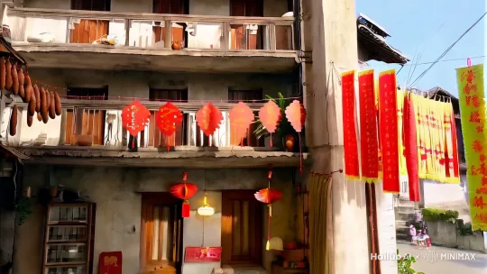 |1|全景|腊月二十八，阳光洒在老旧居民楼，家家户户阳台挂着腊肉、香肠，主角一家窗户贴着喜庆窗花。|旁白：“春节，是归巢的信号，是家人的团圆。”|8s|喜庆的春节背景音乐起，小区里隐约传来孩子们的欢笑声|
|2|中景|屋内，妈妈在厨房忙碌，切菜、配菜动作娴熟，旁边放着准备好的饺子皮和馅料。|妈妈：“今天咱包点猪肉白菜馅饺子，这可是你最爱吃的。”|10s|厨房刀具切菜声，水流声|
|3|近景|爸爸在客厅认真地擦拭着桌椅，摆放碗筷，把旧日历取下，换上崭新的龙年日历。|爸爸：“新的一年，咱日子过得越来越红火！”|8s|抹布擦拭声，日历翻动声|
|4|特写|正在读大学的女儿拖着行李箱走进家门，脸上洋溢着兴奋的笑容，手里拿着给家人买的礼物。|女儿：“爸妈，我回来啦！”|7s|行李箱滚轮声，关门声|
|5|中景|爸爸妈妈听到声音，赶忙从厨房和客厅迎出来，一家人紧紧相拥。|爸爸：“宝贝女儿，可算把你盼回来咯！” 妈妈：“一路上累坏了吧。”|10s|温馨的笑声|
|6|近景|女儿把礼物递给爸爸妈妈，爸爸接过礼物，笑着摸摸女儿的头。|女儿：“爸、妈，这是给你们买的礼物，快打开看看。” 爸爸：“还是闺女贴心。”|12s|欢快的背景音乐持续|
|7|特写|妈妈打开礼物，是一条漂亮的围巾，妈妈戴上围巾，对着镜子露出幸福的笑容。|妈妈：“真好看，闺女眼光真好。”|8s|轻柔的赞叹声|
|8|中景|一家人围坐在餐桌前，一起包饺子。爸爸擀饺子皮，妈妈和女儿包饺子，饺子形状各异，大家有说有笑。|女儿：“妈，我包的饺子怎么样？” 妈妈：“我闺女包得啥样都好看。”|15s|包饺子的声音，欢笑声|
|9|特写|一个个包好的饺子排列整齐，像等待检阅的士兵。|旁白：“每一个饺子，都包进了满满的爱。”|8s|舒缓的背景音乐|
|10|中景|妈妈把饺子下进锅里，热气腾腾，饺子在锅里翻滚。|妈妈：“饺子马上出锅咯！”|7s|水煮沸的咕噜声|
|11|全景|一家人围坐在摆满丰盛菜肴的餐桌前，每个人脸上都洋溢着幸福。|爸爸：“来，大家举杯，祝咱们新的一年身体健康，万事如意！”|12s|欢快的碰杯声，春节背景音乐高潮部分|
|12|近景|一家人碰杯，脸上洋溢着幸福的笑容，随后开始吃饺子。|旁白：“这就是春节，简单却珍贵，因为有家人在身旁。”|15s|温馨的背景音乐，夹杂着欢声笑语，吃饭声渐弱|



 by Hailuo AI Video Generator