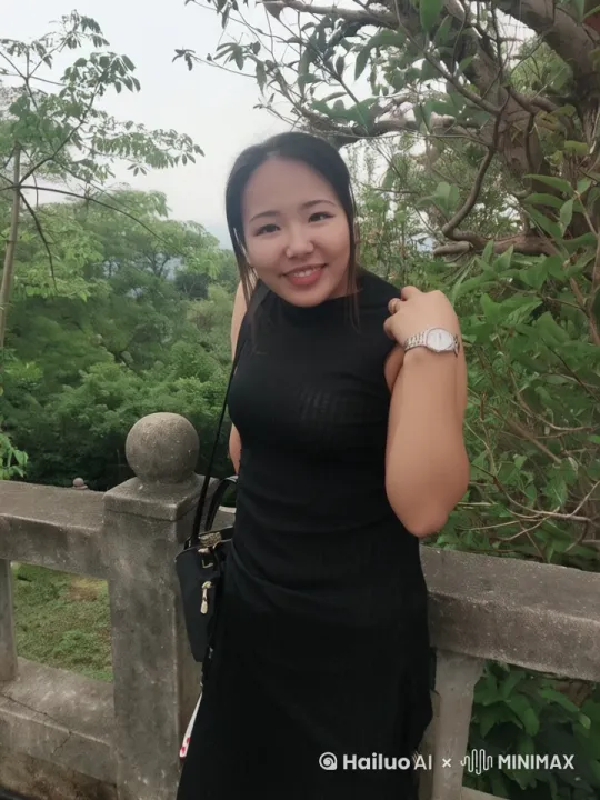 人物转身向镜头走来, 推拉镜头由远及近, 特写女孩双眼 by Hailuo AI Video Generator