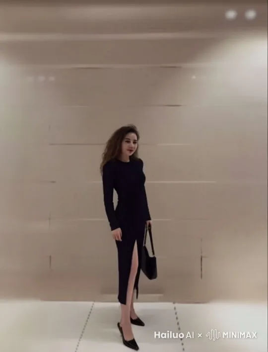 在聚光灯的照耀下，女孩缓缓地走在红毯上，仿佛置身于一场视觉盛宴中。红毯两旁是优雅的红色丝绸窗帘，随着微风轻轻摆动，为整个场景增添了一丝神秘和奢华。

女孩身穿一袭华丽的礼服，裙摆随着她的步伐轻轻摇曳，闪耀着迷人的光芒。她的妆容精致而优雅，每一个细节都经过精心设计，与她的礼服相得益彰。她的发型也经过精心打理，完美地衬托出她的气质和魅力。

聚光灯的光束从上方投射下来，形成一个明亮的光圈，将女孩笼罩其中。她的每一个动作都显得格外引人注目，仿佛整个世界都在注视着她。她的笑容自信而迷人，透露出一种从容不迫的气场。

红毯两旁是热情的观众和媒体，他们手中的相机和手机不停地闪烁，记录下这精彩的一刻。女孩不时地向观众挥手致意，展现出她的亲和力和风度。

整个场景充满了时尚和艺术的氛围，仿佛是一场盛大的时尚秀。女孩在聚光灯下的每一步都走得坚定而优雅，成为了全场瞩目的焦点。

这样的场景不仅展示了女孩的个人魅力，也体现了红毯文化的独特魅力。无论是明星还是普通人，走上红毯的那一刻，都是他们展现自我、享受聚光灯的时刻。 by Hailuo AI Video Generator