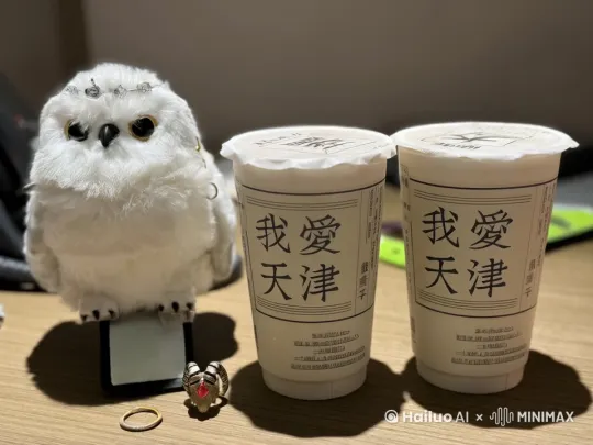 猫头鹰快速动小翅膀起飞，落到奶茶前，用嘴叼起戒指 by Hailuo AI Video Generator