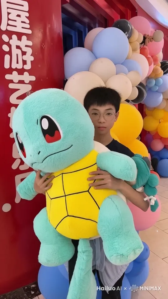 这个人抱着乌龟傻笑 然后回头看一看他那突然出现的姐姐 他的姐姐拿出了他的iPhone16 Pro max对着他的弟弟炫耀   他的弟弟转过身去看他的姐姐 明明被惊到了 嘟嘴看他 想和他亲起来 by Hailuo AI Video Generator