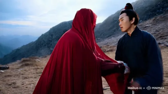 《侠影情长》

江湖中，最近传出了一个令人瞩目的消息，侠盗红影再度现身，盗走了富商王老爷家的传家之宝——翡翠麒麟。此事一出，衙门上下一片紧张，县令责令捕快白飞务必将红影捉拿归案。

白飞，年轻有为，身手敏捷，在衙门中素有“神捕”之称。他接下命令后，立刻着手调查红影的行踪。经过一番追踪，白飞终于在一座荒山上发现了红影的踪迹。

红影一身红衣，身姿矫健，面容被红纱遮掩，只露出一双灵动而犀利的眼睛。白飞拔剑相向，大声喝道：“红影，今日你插翅难逃！”红影却轻轻一笑，说道：“白捕快，你我何必如此剑拔弩张。”

两人瞬间交起手来，招式凌厉，一时间难分胜负。就在这时，突然山体滑坡，巨石滚落。白飞眼疾手快，一把拉过红影，避开了危险。两人四目相对，心中都涌起一丝异样的感觉。

“多谢白捕快救命之恩。”红影率先打破了沉默。

白飞冷哼一声：“哼，我只是不想你就这么死了，我还要将你捉拿归案。”

红影笑道：“那白捕快可要加把劲了。”

经过这一番波折，两人暂时休战。白飞发现红影并非传闻中那般穷凶极恶，而红影也对白飞的正直和勇敢心生敬佩。

接下来的日子里，白飞继续追捕红影，但每次都像是被红影牵着鼻子走。一次，红影故意留下线索，引白飞到了一个山贼的巢穴。原来，红影得知这些山贼为非作歹，欺压百姓，便想借白飞之手将他们铲除。

白飞在与山贼的激战中受了伤，红影竟现身相助，带着他逃离了险境。在一处山洞中，红影为白飞包扎伤口，白飞忍不住问道：“你为何要帮我？”红影轻轻说道：“我虽为盗，但也有自己的原则，那些山贼作恶多端，该除。”

两人的关系在不知不觉中发生了变化，从敌对渐渐变得有些微妙。

然而，江湖的风波并未平息。王老爷为了夺回翡翠麒麟，雇佣了江湖上的杀手追杀红影。红影陷入了重重危机之中。白飞得知此事后，不顾自身安危，屡次相助。

在一次生死关头，白飞挡在红影身前，为她接下了致命的一击。红影泪流满面，抱着受伤的白飞说道：“你为何如此傻？”白飞虚弱地笑了笑：“因为，我不想让你受伤。”

经过这番磨难，两人终于明白了彼此的心意。但他们深知，在这江湖之中，他们的身份和立场始终是个阻碍。

最终，白飞决定放下捕快的职责，红影也决定金盆洗手。他们携手离开了江湖的纷争，归隐山林。在那片宁静的山林中，他们过上了与世无争的生活。

清晨，阳光洒在小院里，白飞和红影一起种着菜，享受着平淡而幸福的时光。傍晚，他们并肩坐在山顶，看着夕阳西下，回忆着曾经的江湖岁月。

从此，江湖上少了侠盗红影和捕快白飞的身影，但他们的爱情故事却在江湖中流传开来，成为了一段佳话。 by Hailuo AI Video Generator