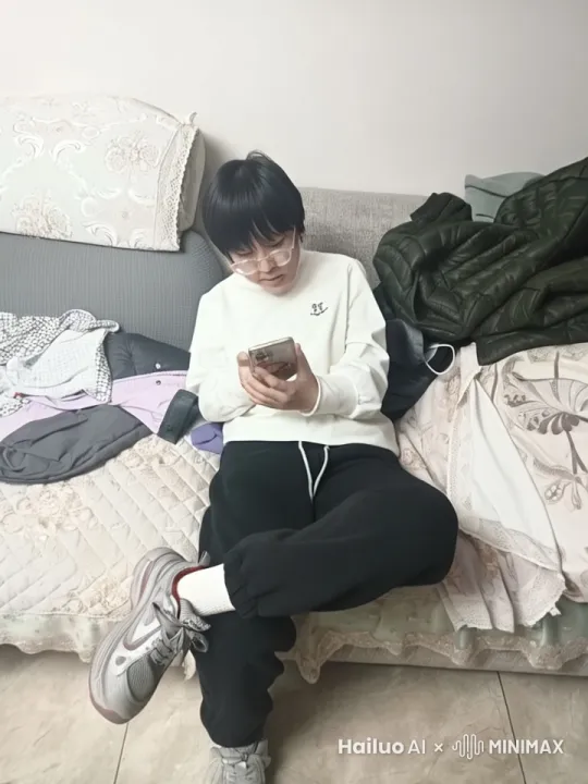 一只蓝色的猫。手里拿着麦当劳。跳入了河中 by Hailuo AI Video Generator
