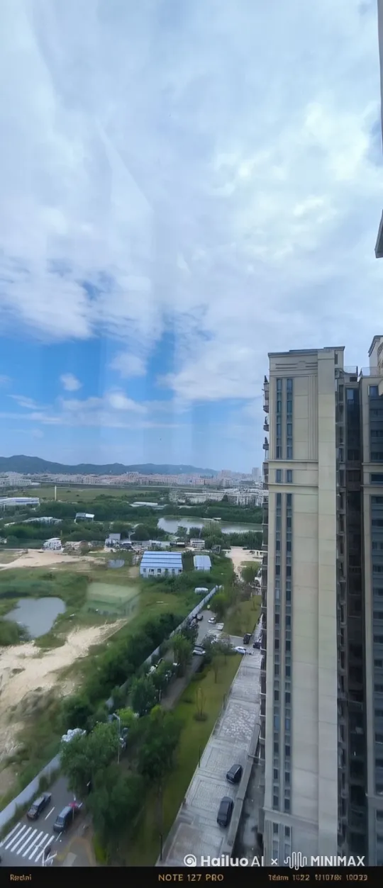 天空上方突然迸发出绚丽耀眼的烟花，霎时间天空被焰 火照亮，营造出一种盛大浪漫、梦幻瑰丽的氛围。 by Hailuo AI Video Generator
