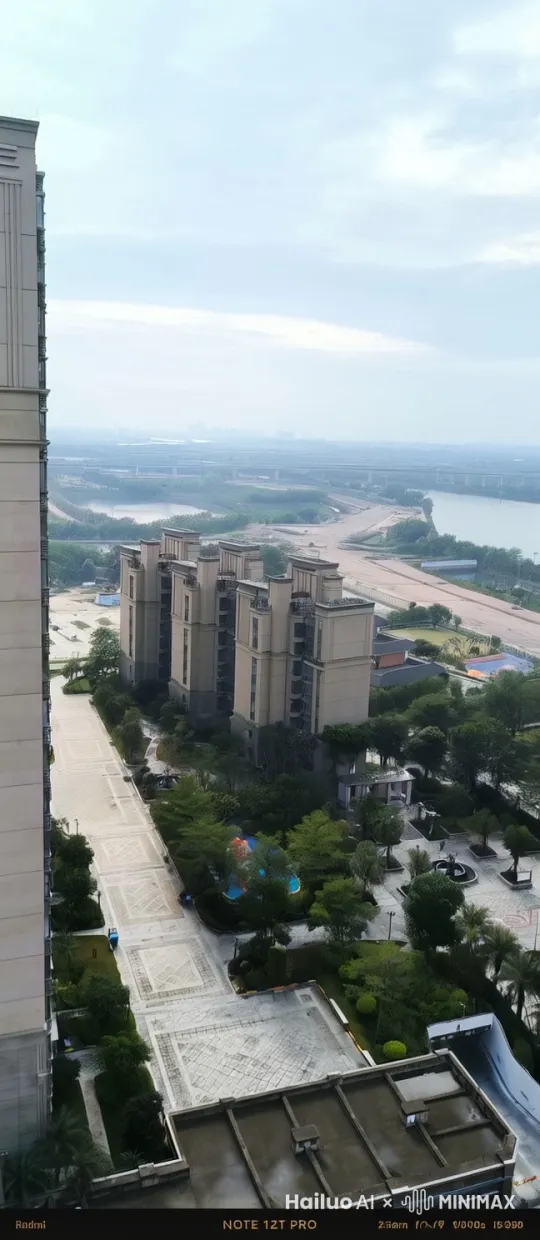 视频展示了从高空鸟瞰的壮观景象,一望无际的建筑群与周围自然景观完美融合,远处波光粼粼的水域和桥梁勾勒出城市的边界。建筑物前方的宽阔道路如丝带般延伸,两侧绿树成荫,构成一道亮丽的风景线。天空灰蒙蒙的云层中透出柔和的光线,增添了几分神秘感。突然间,烟花在天幕上绽放,绚烂夺目,瞬间点亮了整个夜空,营造出一场视觉盛宴,让人心旷神怡,仿佛置身于一个梦幻般的仙境之中。 by Hailuo AI Video Generator