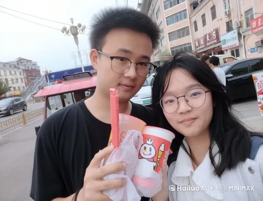 两人相互热烈的亲吻 by Hailuo AI Video Generator