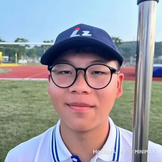 这个男孩拿起了苹果
，咬了一口 by Hailuo AI Video Generator