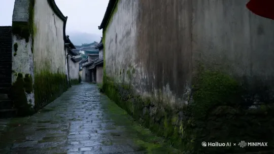 画面：悠长而狭窄的小巷，两侧墙壁斑驳，青苔蔓延。一位身着素色旗袍的女子手持油纸伞，身姿婀娜地缓缓步入画面。她莲步轻移，每一步都轻盈而缓慢，旗袍的开叉处隐约露出白皙的小腿，手中的油纸伞随着步伐轻轻晃动，雨滴顺着伞沿滑落，在地面溅起微小的水花。
画面动态：女子稳步前行，步伐节奏舒缓，手中的伞和身体的姿态微微摆动，尽显江南女子的温婉与柔美，仿佛整个世界都因她的出现而变得柔和起来。
转场效果：画面从古镇全景平滑过渡到小巷中景，通过镜头的推进和场景的转换，聚焦于女主角，自然流畅地引出故事的主角和主要场景，吸引观众的注意力。 by Hailuo AI Video Generator