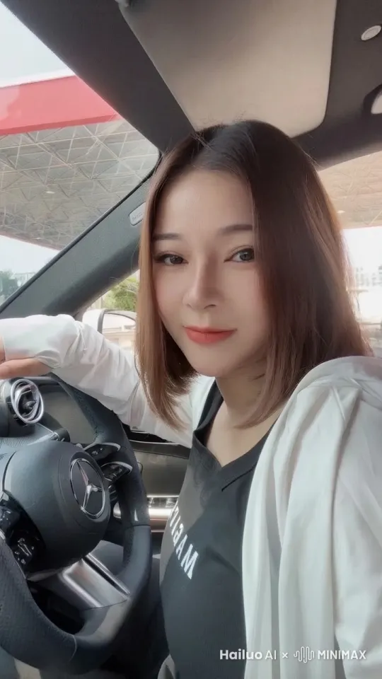 画面中的人物微笑，后边的机器转动起来 by Hailuo AI Video Generator