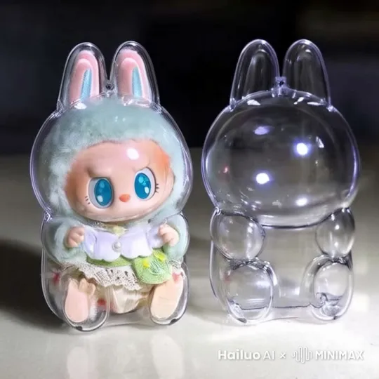 背景是一片绿色的草坪上，阳光照耀下左边的labubu站起来，大步的走到右边进入到右边坐下来最终呈现出左右位置互换的镜像效果 by Hailuo AI Video Generator