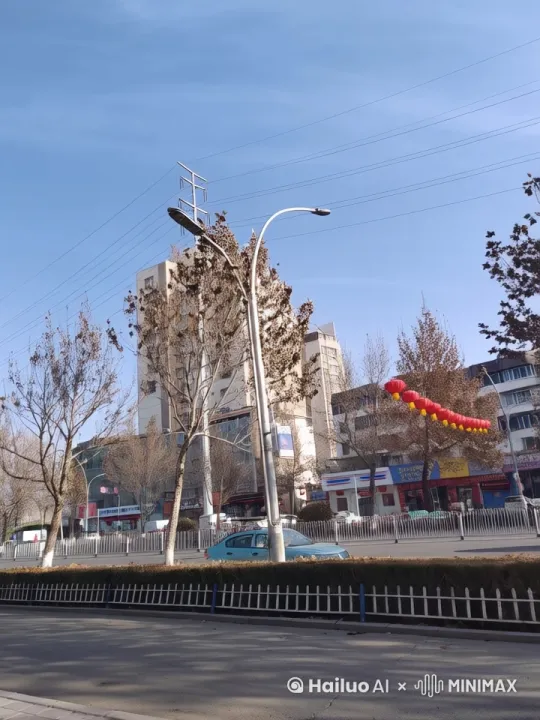寒冷冬日，阳光毫不吝啬地照耀着。街边商铺林立，一辆小吃车静静等候，竹筒粽子和热糍粑，勾起阵阵食欲。 by Hailuo AI Video Generator