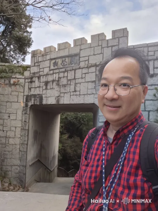 在堡壘前，我要沖出去 by Hailuo AI Video Generator