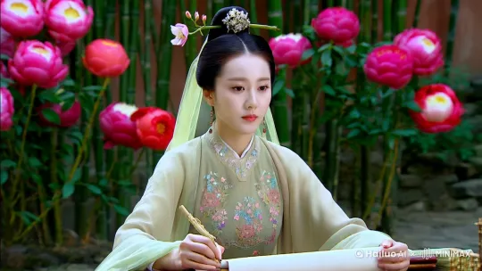唐代女诗人鱼幼薇，身着淡雅的唐代襦裙，外披轻纱，头戴一朵精致的折枝花，细眉如柳，明眸善睐，肌肤如雪。她坐在一个古典的庭院中，背景是盛开的牡丹和翠绿的竹林，手中持一卷诗书，神情专注而优雅 by Hailuo AI Video Generator