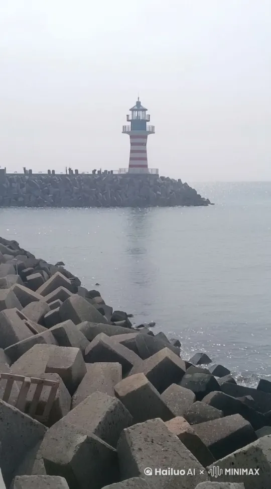 海南是中国最南端的省份，以其迷人的海滩、丰富的热带雨林和独特的文化吸引了无数游客。以下是一份详细的海南旅游攻略，帮助你规划一次难忘的旅行。

### 一、行程规划

#### 1. **海口 - 文昌 - 琼海 - 万宁 - 陵水 - 三亚 - 海口（7天环岛游）**
- **DAY 1**: **海口**
  - **上午**: 抵达海口，入住酒店休息。
  - **中午**: 在酒店附近的餐馆品尝海南特色美食，如海南粉、椰子鸡等。
  - **下午**: 前往骑楼老街，感受南洋风格的建筑和文化。
  - **晚上**: 在骑楼老街附近的夜市品尝各种小吃，购买纪念品。

- **DAY 2**: **文昌**
  - **上午**: 参观东郊椰林，品尝新鲜的椰子。
  - **下午**: 前往铜鼓岭，俯瞰美丽的海岸线。

- **DAY 3**: **琼海**
  - **上午**: 游览白石岭景区，欣赏自然风光。
  - **下午**: 到博鳌亚洲论坛永久会址感受国际会议的氛围。

- **DAY 4**: **万宁**
  - **上午**: 在神州半岛体验冲浪的乐趣。
  - **下午**: 去兴隆热带植物园观赏热带植物。

- **DAY 5**: **陵水**
  - **上午**: 前往分界洲岛，享受沙滩和水上项目。
  - **下午**: 参观清水湾，感受会唱歌的沙滩。

- **DAY 6**: **三亚**
  - **上午**: 在亚龙湾海滩晒太阳、游泳。
  - **下午**: 去蜈支洲岛玩各种水上活动。
  - **晚上**: 逛一逛三亚国际免税城。

- **DAY 7**: **返程**
  - **上午**: 参观南山文化旅游区，瞻仰南海观音。
  - **下午**: 返回海口，准备返程。

#### 2. **海南环岛10日全景游（深度游）**
- **DAY 1**: 海口 - 雷琼火山群世界地质公园 - 冯小刚电影公社 - 海口钟楼 - 骑楼老街 - 海大南门夜市。
- **DAY 2**: 海口 - 海南红树湾湿地公园 - 千年古盐田 - 中国海南海花岛 - 儋州。
- **DAY 3**: 儋州 - 昌江县 - 东方市 - 乐东县 - 槟榔谷黎苗文化旅游区/呀诺达雨林文化旅游区 - 保亭县（七仙岭温泉）。
- **DAY 4**: 保亭 - 五指山热带雨林风景区 - 琼中县 - 屯昌县 - 定安县 - 海口。
- **DAY 5**: 海口 - 文昌卫星发射中心 - 红色娘子军纪念园 - 博鳌亚洲论坛永久会址 - 玉带滩 - 万宁市。
- **DAY 6**: 万宁 - 石梅湾加井岛 - 兴隆热带植物园 - 巴厘村 - 日月湾（冲浪） - 陵水县。
- **DAY 7**: 陵水 - 南湾猴岛（呆呆岛） - 清水湾沙滩 - 三亚市。
- **DAY 8**: 三亚 - 南山大小洞天旅游区 - 天涯海角 - 西岛 - 椰梦长廊（三亚湾） - 三亚市。
- **DAY 9**: 三亚 - 蜈支洲岛（海棠湾） - 鹿回头公园（三亚夜景） - 三亚市。
- **DAY 10**: 三亚 - 亚龙湾热带天堂森林公园 - cdf三亚国际免税城 - 三亚市。

### 二、住宿建议
- **海口**: 选择骑楼老街附近，方便游览。
- **万宁**: 日月湾或神州半岛附近，有许多漂亮的民宿和海景房。
- **三亚**: 亚龙湾、海棠湾、三亚湾、大东海附近的海景房是不错的选择。

### 三、交通建议
- **机场**: 三亚凤凰机场和海口美兰机场是主要的选择。
- **省内交通**: 动车是环岛游的主要交通方式，海口到三亚约1.5小时。
- **日常交通**: 公交车、出租车、网约车都很方便，电瓶车适合市区附近游览。

### 四、美食推荐
- **海口**: 海南粉、椰子鸡、清补凉。
- **三亚**: 海鲜大餐、椰子饭。
- **万宁**: 强哥海南鸡饭·海南鸡煲。
- **陵水**: 椰香壹品椰子鸡、老琼莊楓木香草鸭。

### 五、注意事项
- **防晒**: 海南阳光强烈，务必带上防晒霜、太阳镜、帽子等。
- **住宿**: 提前预订酒店，避免旺季无房。
- **交通**: 租车自驾是环岛游的最佳选择，但要注意停车费和油费。

希望这份攻略能帮助你规划一次完美的海南之旅，享受阳光、沙滩和美食！ by Hailuo AI Video Generator