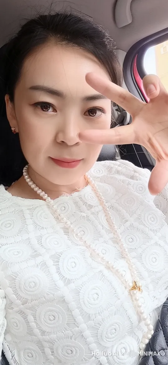 人物转身向镜头走来, 推拉镜头由远及近, 特写女孩双眼 by Hailuo AI Video Generator