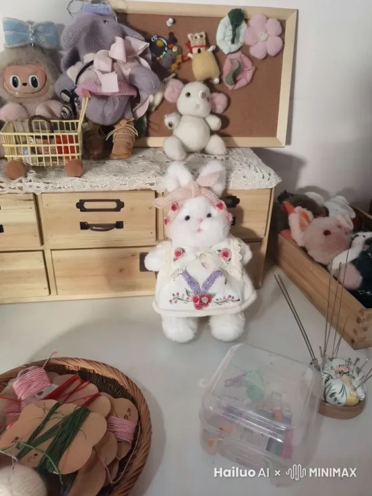 以下是一段基于此照片生成视频的提示内容：
 
视频主题：可爱兔子的温馨互动
 
- 场景一：初始状态
- 画面：展示照片中那只穿着精致白色连衣裙、戴着粉色发带并叼着奶嘴的毛绒兔子玩偶，它安静地坐在木质柜子前，背景如照片中所示，柜子上的蕾丝布也清晰可见。
- 时长：3秒
- 音效：轻柔的室内环境音，如轻微的风声（暗示窗外有风）
- 场景二：兔子抬头
- 画面：兔子玩偶缓缓抬起头，头部动作要自然流畅，仿佛被什么吸引。它的眼睛看向镜头上方，仿佛在看向天空。
- 时长：2秒
- 音效：轻微的头部移动布料摩擦声，同时风声稍大，仿佛窗外风渐强。
- 场景三：与观看者打招呼
- 画面：兔子玩偶转过头，面向镜头，眼睛眨动几下，然后挥动一只毛绒绒的小手，像是在和观看的人热情地打招呼，脸上带着友好的表情（可通过后期特效让玩偶表情看起来更生动）。
- 时长：3秒
- 音效：欢快的铃铛声响起，伴随着兔子挥手的动作，同时可以加入一声轻柔的“嗨”，像是兔子发出的声音，营造出温馨可爱的氛围。
- 场景四：持续互动
- 画面：兔子玩偶继续挥动小手，身体稍微晃动，显得更加活泼，眼神充满期待，仿佛在邀请观看者一起玩耍。
- 时长：3秒
- 音效：铃铛声持续，加入一些轻微的笑声和欢快的背景音乐，背景音乐节奏轻快，音量适中，不要盖过其他音效。
 
整个视频要突出毛绒兔子玩偶的可爱与温馨，通过细腻的动作和音效，让观看者感受到与兔子的亲密互动，仿佛它是一个有生命的小伙伴。画面色调保持柔和，与照片的温馨氛围一致，给人一种温暖舒适的感觉。 by Hailuo AI Video Generator
