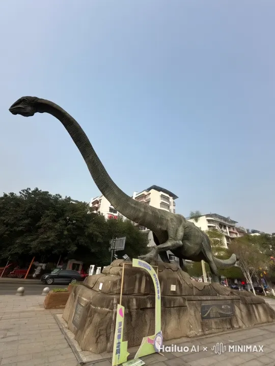 让照片里面的恐龙雕像站起来，然后一只脚拿着麦克风唱歌，唱歌的时候左右摇摆有节奏感。唱歌时间5秒钟左右，然后突然开始跳舞，跳舞动作随机时间5秒钟。 by Hailuo AI Video Generator
