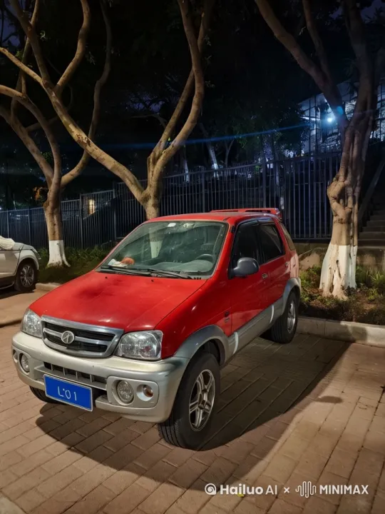 夜幕低垂，一辆红色SUV静谧地停靠在繁星点缀下的树荫旁，其前部轮廓在月色下清晰可辨，蓝色车牌在微弱的光线下闪烁着神秘光泽。这辆SUV仿佛是等待变身的“变形金刚”，随时准备化身为机械巨兽，展开一场惊心动魄的冒险。周围树木与围栏在夜色中勾勒出朦胧的剪影，增添了几分神秘感。地面由整齐排列的红砖铺设，营造出一种宁静而有序的氛围。尽管车灯未亮，但可以想象当它启动时，那耀眼的光芒将划破寂静的夜空。整个场景宛如一幅科幻电影中的静谧时刻，充满未知与期待。中景，夜间静物特写，科幻风格。 by Hailuo AI Video Generator