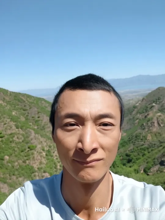 穿越到大秦的少年
 
林宇本是个热爱历史的普通初中生，暑假的一天，他在参观历史博物馆时，一道神秘光芒突然将他笼罩，等回过神，发现自己竟身处一片陌生的荒野。远处，一群身着古朴粗布麻衣的人正匆匆赶路。
 
林宇赶忙上前询问，得知自己竟来到了秦朝，而且正赶上秦始皇下令征集民夫去修建长城。还没等他完全消化这个惊人的消息，就被当成流民，稀里糊涂地编入了前往长城的队伍。
 
在漫长艰苦的路途中，林宇结识了善良憨厚的阿福。阿福家中有年迈父母，此次被征实属无奈，但他仍对生活充满希望，常给林宇讲述村里的趣事，两人逐渐成了好朋友。
 
到达长城工地后，恶劣的环境和沉重的劳役让林宇苦不堪言。监工们手持皮鞭，稍有懈怠便会抽打。一天，阿福因体力不支，搬石头时动作慢了些，被监工狠狠抽了几鞭，倒在地上。林宇怒火中烧，上前与监工理论。监工冷笑一声，正欲教训林宇，恰好一位年轻的将领路过。这位将领名叫蒙毅，是蒙恬将军的弟弟，为人正直善良。他制止了监工，了解情况后，对林宇的勇气表示赞赏，同时也为百姓的艰辛感到痛心。
 
此后，蒙毅时常关注林宇和阿福，林宇也凭借现代知识，巧妙改进了一些搬运石头的方法，提高了工作效率，让大家的劳作稍微轻松了些，赢得了众人的钦佩。
 
好景不长，秦始皇为求长生不老，听信方士之言，在全国大肆搜刮奇珍异宝，征调更多民力为其炼制丹药。长城工地的劳役愈发繁重，百姓们怨声载道。阿福因过度劳累和伤病，生命垂危。临终前，他紧紧握着林宇的手，眼中满是对生的渴望和对家人的牵挂。林宇悲痛欲绝，对秦朝严苛的统治有了更深刻的认识。
 
不久后，陈胜、吴广在大泽乡起义的消息传来，长城工地的民夫们也人心惶惶。林宇意识到，历史的车轮正不可阻挡地滚滚向前。在一个月黑风高的夜晚，林宇决定逃离长城工地，他要去寻找改变这一切的方法，哪怕只是为了让阿福这样的百姓不再受苦。
 
在逃亡途中，林宇历经艰险，躲避着秦朝官兵的追捕。他遇到了许多和他一样对秦朝统治不满的人，大家都在等待一个改变命运的机会。
 
一天，林宇偶然间救下了一位被官兵追杀的老者。老者见多识广，对林宇的来历深感好奇，林宇便将自己穿越 by Hailuo AI Video Generator