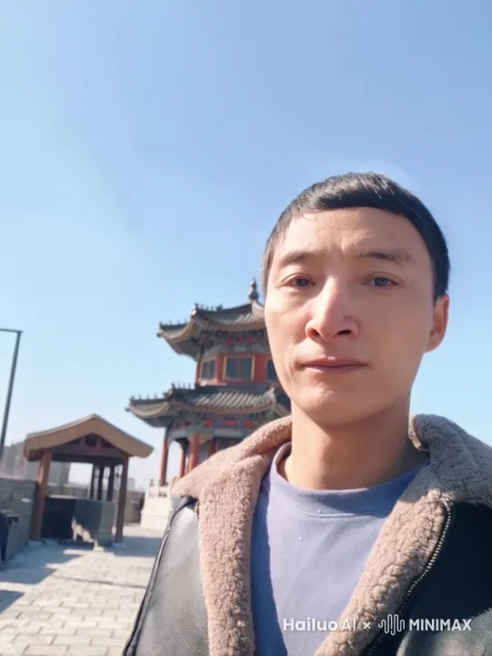 长乐亭，政治黄昏时分。曹操乘凉台上，远望着一望无际的大地，心中不禁感慨万分。三国鼎立局势已经形成，天下陷入一片混乱当中。刘备挑着破筐正在集市卖草鞋，。孙策正在制霸江东，看这天下谁主沉浮。 by Hailuo AI Video Generator