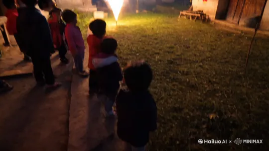 新年的夜晚，农家小院外的空地上，孩子们兴奋地放着烟花。烟花在空中绽放，照亮了整个乡村。小院里的红灯笼也在烟花的映照下更加鲜艳夺目，坠牌上的 “新年快乐” 闪闪发光。 by Hailuo AI Video Generator