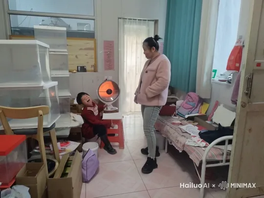 小孩大怒，将旁边风扇一拳打飞。爆炸烟雾效果，大人怒了，无影脚飞踢。小孩跳起，空中腿分开，旋转3圈，爆炸烟尘效果，地上箱子弹开。大人一把抓住小孩头，小孩单手打开，爆炸效果飞起一脚。 by Hailuo AI Video Generator