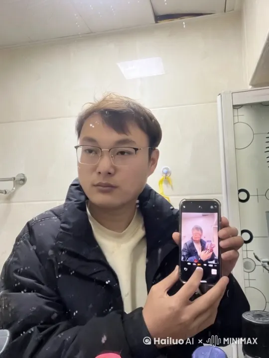 照片里这个人把手机吃进去了 by Hailuo AI Video Generator